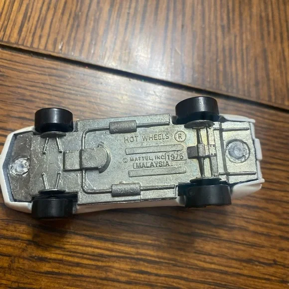 Vintage 1975 Hot Wheels Corvette Stingray  Malaysia White Pearl Blue Windows - Picture 5 of 7